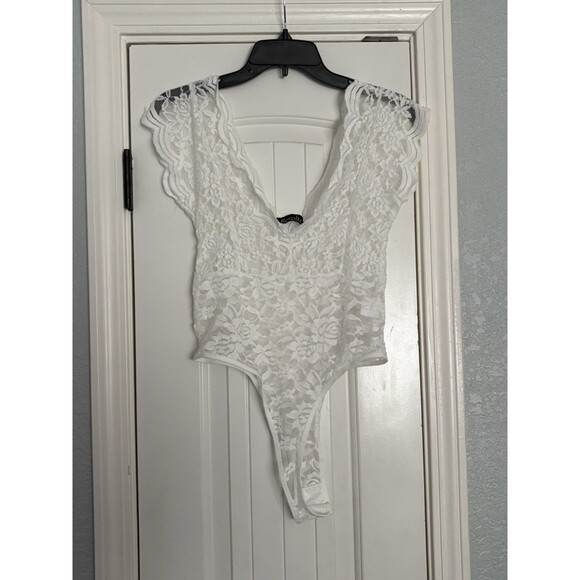 Revolte Lace Bodysuit Large White Sheer Short Sleeve V-Neck Scalloped Hem Date - Picture 1 of 5